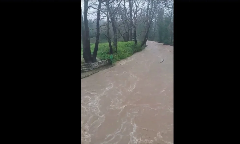 Βρύσες Χανίων : Υπερχείλισε ο Παντομάντρης στο Φοδέλε (vid)