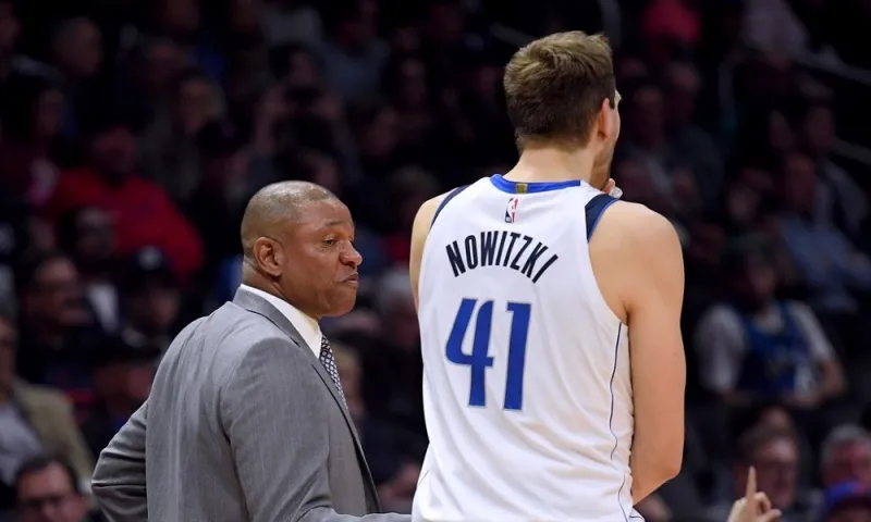 NBA: Ανατριχίλα, ο Ντοκ Ρίβερς πήρε το μικρόφωνο και αποθέωσε τον Νοβίτσκι (vid)