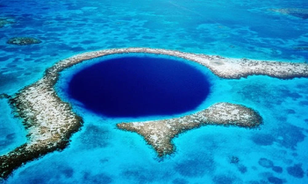 Το μυστήριο της Μεγάλης Μπλε Τρύπας: Βρήκαν άγνωστα ίχνη στον πυθμένα