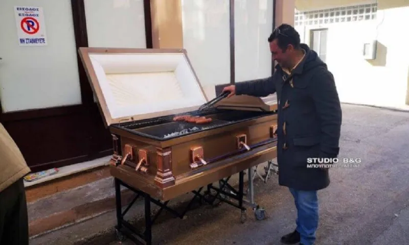 Τσικνοπέμπτη: Στο Ναύπλιο έψησαν μέχρι και σε…φέρετρο (pic)
