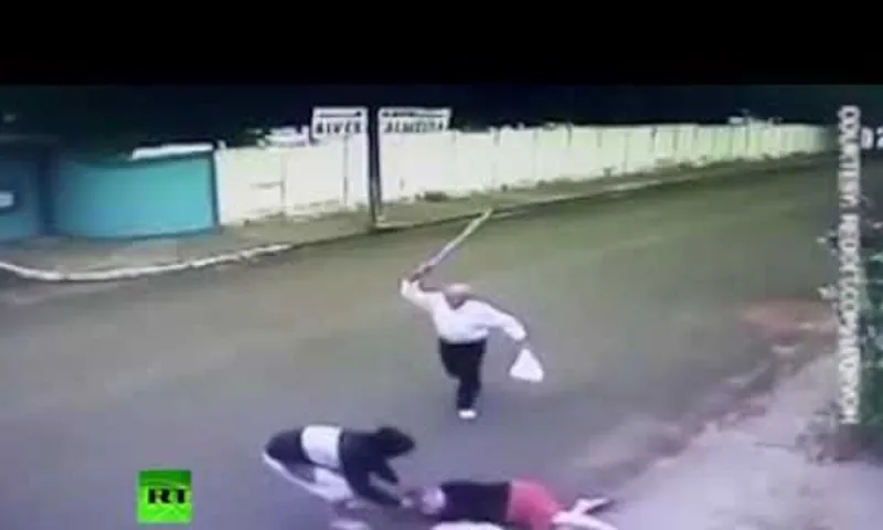 Ο παππούς πήρε την μαγκούρα του και έσωσε γιαγιά από τους κλέφτες (vid)
