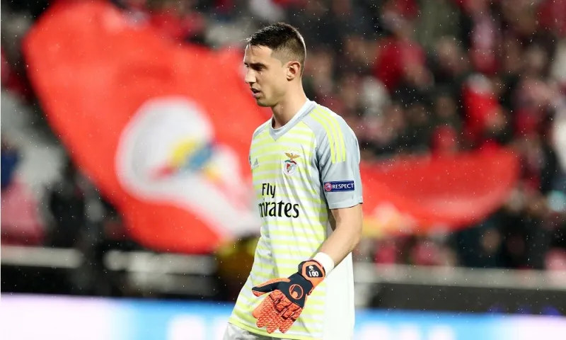 Μπενφίκα: Πολλές… ματιές στη Super League