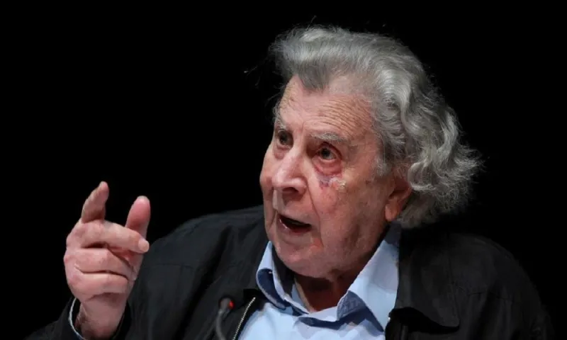 Θεοδωράκης: Για 11η ημέρα στο νοσοκομείο