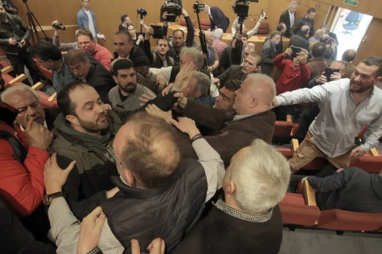 ΓΣΕΕ: Ξύλο στη συνεδρίαση με συνδικαλιστές (vids)