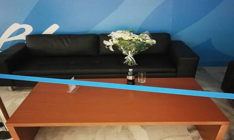 Θανάσης Γιαννακόπουλος: Το αναψυκτικό του και μια ανθοδέσμη