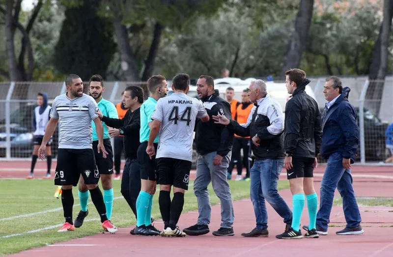 Αήττητος Σπάτων: Αποβάλλεται από τη Football League