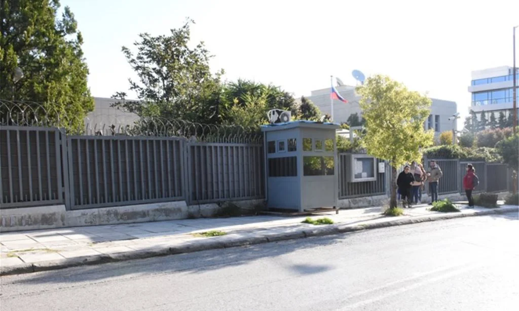 Ρωσικό προξενείο: Άγνωστοι πέταξαν χειροβομβίδα (vid)