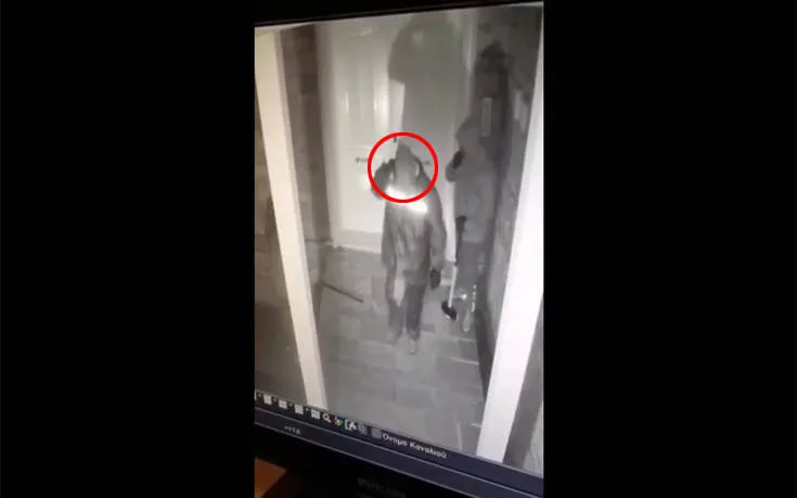 Διαρρήκτες ακούν ασυρμάτους της ΕΛ.ΑΣ. και εξαφανίζονται (vid)
