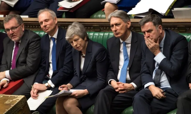 Brexit: Η Μέι αναβάλλει την ημερομηνία του