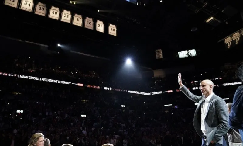 NBA: Απέσυραν την φανέλα του Τζινόμπιλι οι Σπερς (vids)