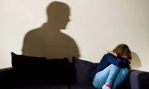 Κρήτη: Κοριτσάκι 10 ετών έκανε πεζοδρόμιο για 10 ευρώ