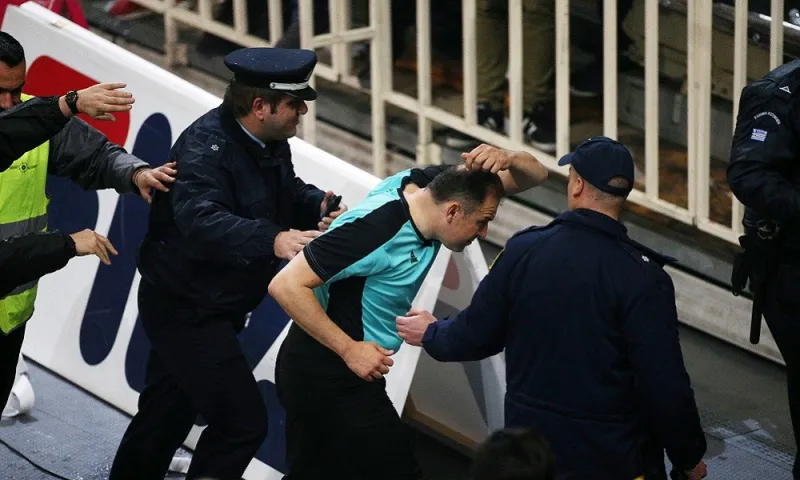 ΑΕΚ-Μπάμπεργκ: Μπουκάλια και αντικείμενα στους διαιτητές