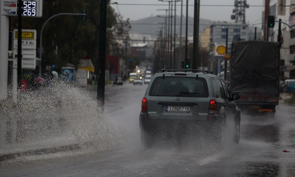 Καιρός: Έκλεισε η Πειραιώς λόγω βροχής