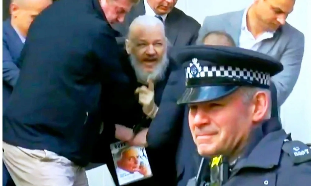 Τζούλιαν Ασάνζ: Συνελήφθη o κύριος... WikiLeaks! (video)