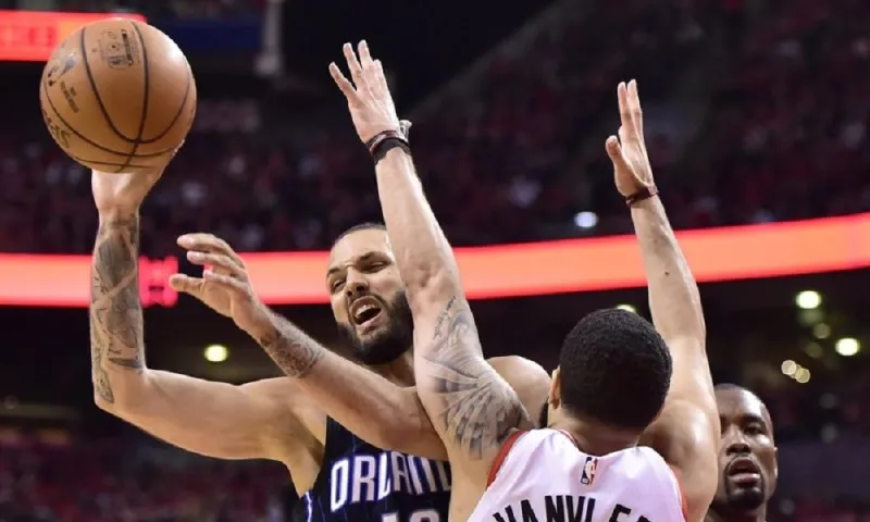 NBA: «Έσπασαν» την έδρα των Ράπτορς οι Μάτζικ (vid)