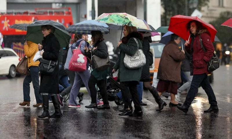 Καιρός: Ακατάπαυστη βροχή και κρύο