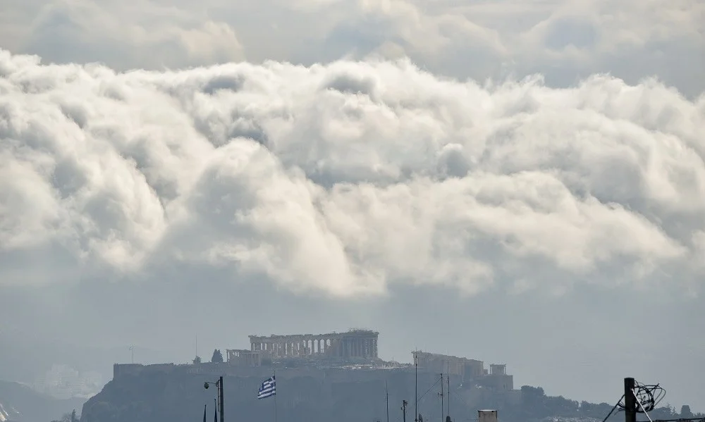 Κεραυνός έπεσε στην Ακρόπολη, 4 τραυματίες!