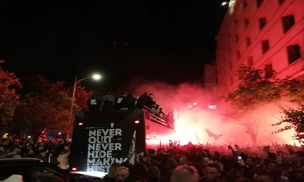 ΠΑΟΚ: Τρέλα στην άφιξη των πρωταθλητών στον Λευκό Πύργο (vids)