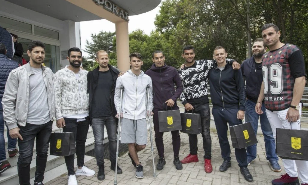Άρης: Οι παίκτες μοίρασαν δώρα στο Ιπποκράτειο (pics, vid)