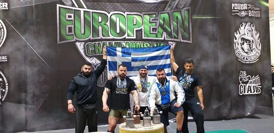 Τη σημαία μας ψηλά!