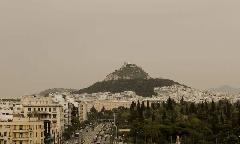 Καιρός: Αποπνικτική η ατμόσφαιρα λόγω αφρικανικής σκόνης