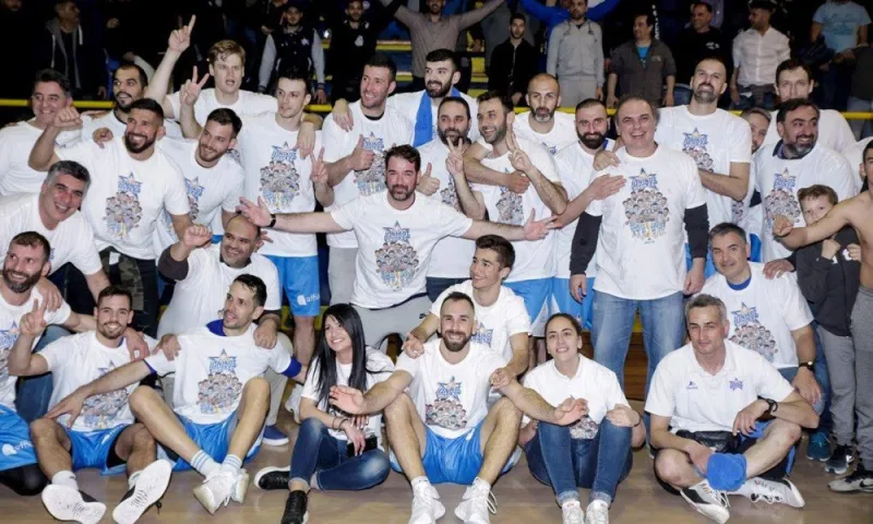 Πρόεδρος φοράει... σορτσάκι και ετοιμάζεται να παίξει!