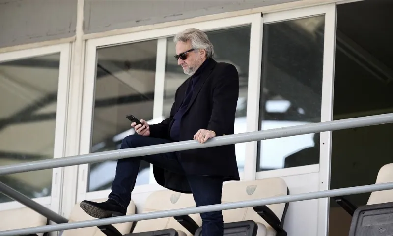 Κομπότης: «Και τα... πλακάκια»