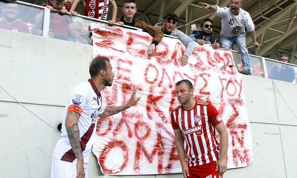 ΑΕΛ-Ολυμπιακός: Τίμησαν τους νεκρούς (photos)