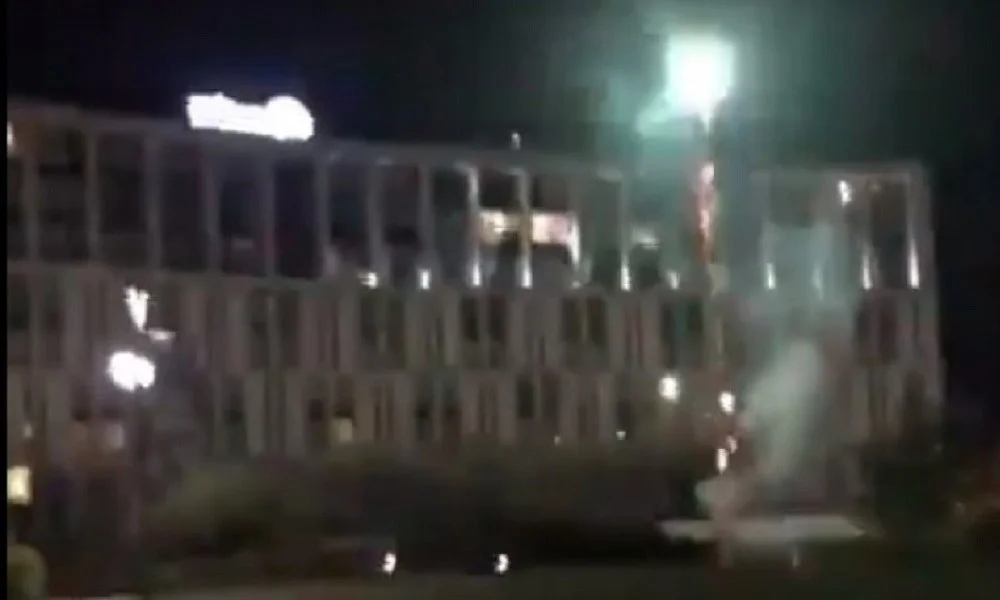 Λίβερπουλ: Οπαδοί έριξαν βεγγαλικά έξω από το ξενοδοχείο της Μπαρτσελόνα (vid)