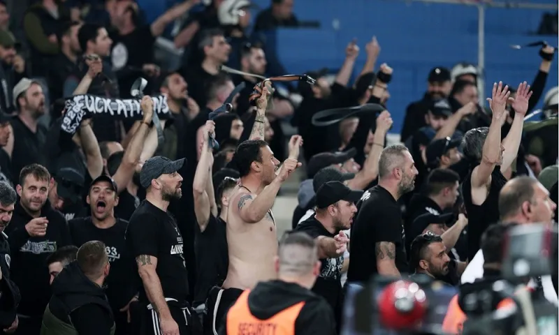 Οπαδοί ΠΑΟΚ σε παίκτες ΑΕΚ: «Ποτέ-ποτέ» (vid)