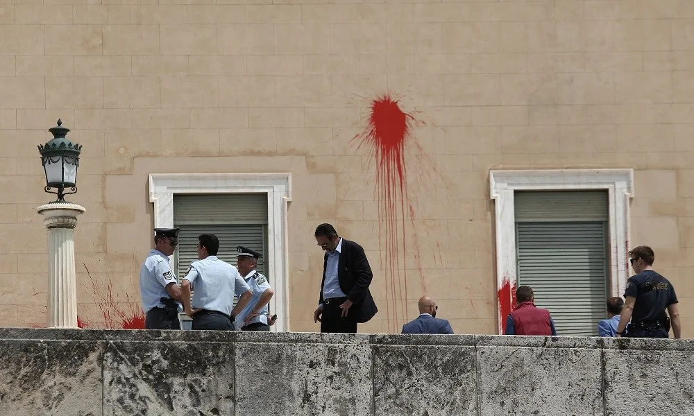 Επίθεση Ρουβίκωνα με μπογιές στη Βουλή (pics)!