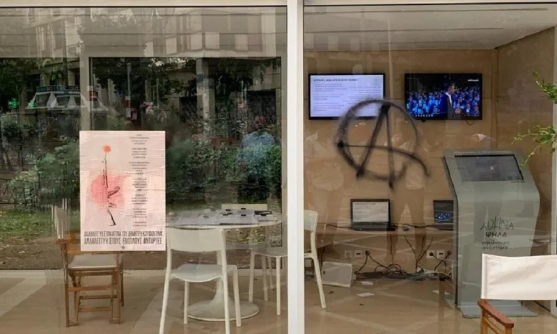 Κώστας Μπακογιάννης: Καταστροφές στο προεκλογικό περίπτερο