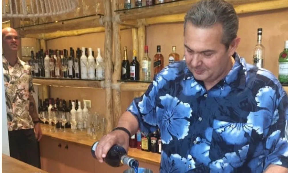 Καμμένος: Μπάρμαν με χαβανέζικο πουκάμισο (pic)