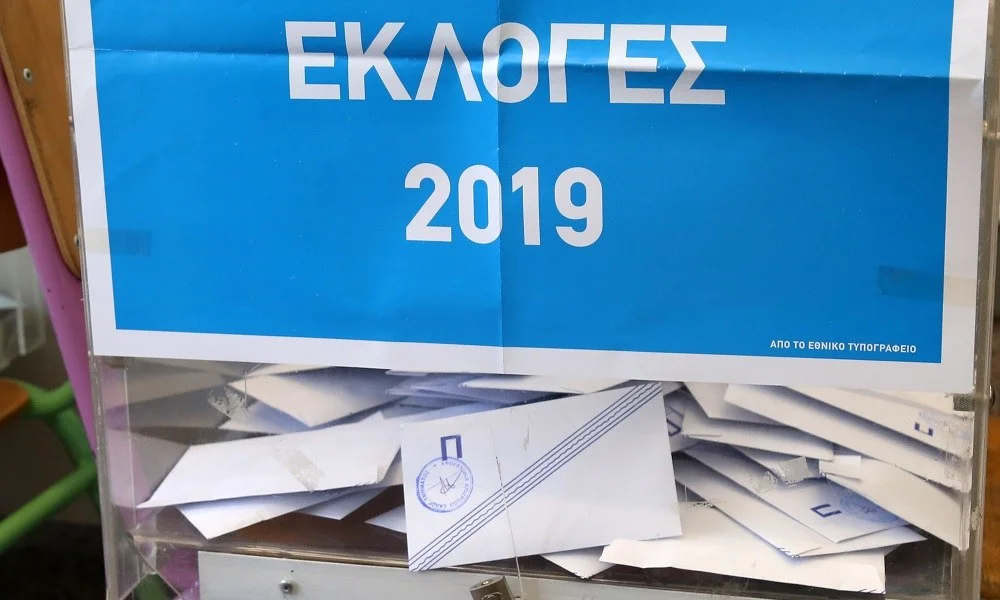 Εκλογές 2019: Ψήφισαν με νυφικό και γαμπριάτικο (pic)!