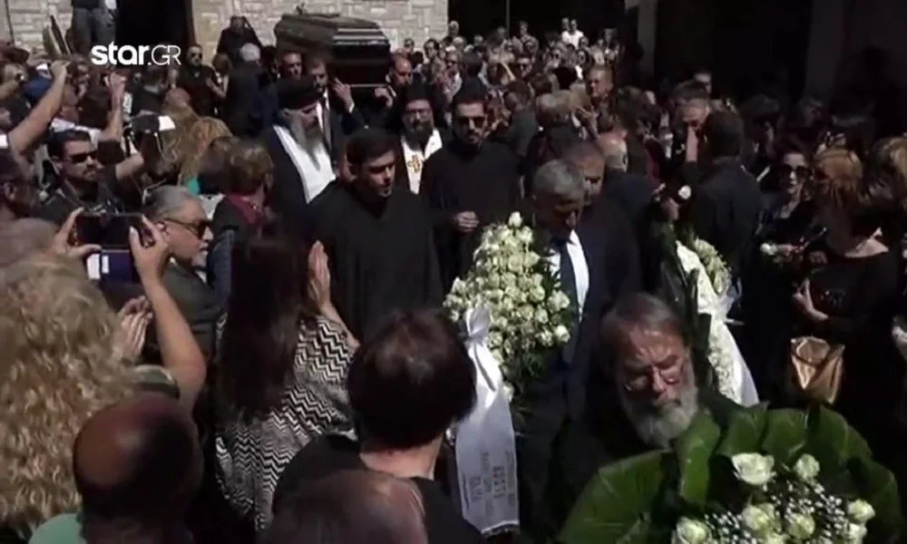 Θλίψη στο τελευταίο αντίο στον Κώστα Ευριπιώτη (vid)