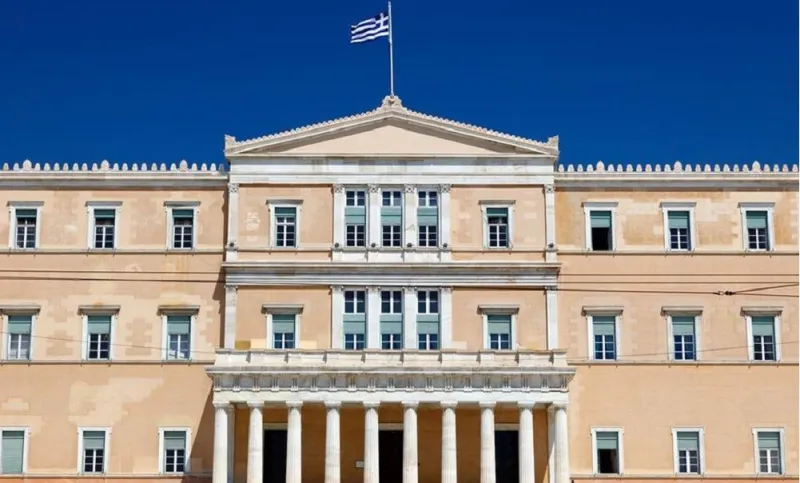 Ρουσφέτια στη Βουλή: Κάνει θραύση το «διόρισέ με μαμά» στα social media (vid)