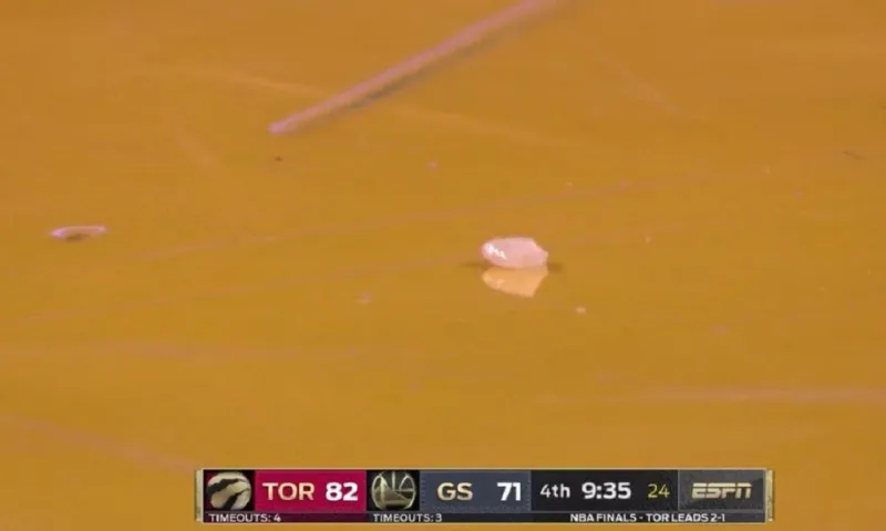 Τελικοί NBA: Ο Φαν Φλιτ έχασε τα δόντια του (pic)