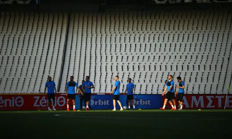 Μένει όρθια και «αγκαλιάζει» την πρόκριση η Εθνική Ομάδα