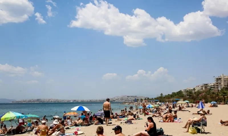 Μίνι καύσωνας στην Αττική - Γέμισαν κόσμο οι παραλίες