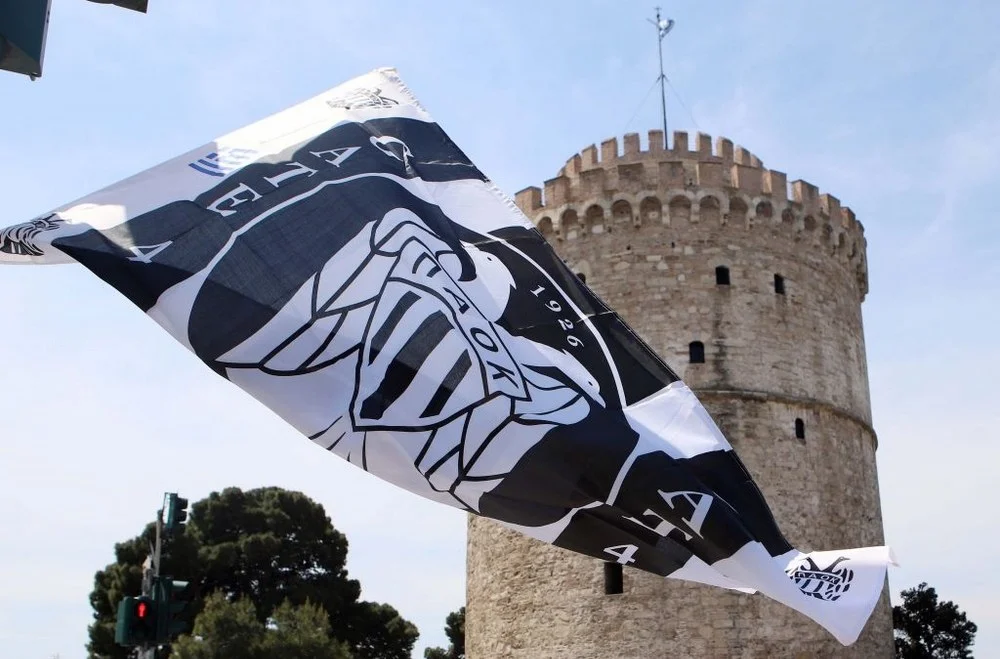 ΠΑΟΚ: Σβήνει τα γκράφιτι απ' τα μνημεία της Θεσ/νίκης