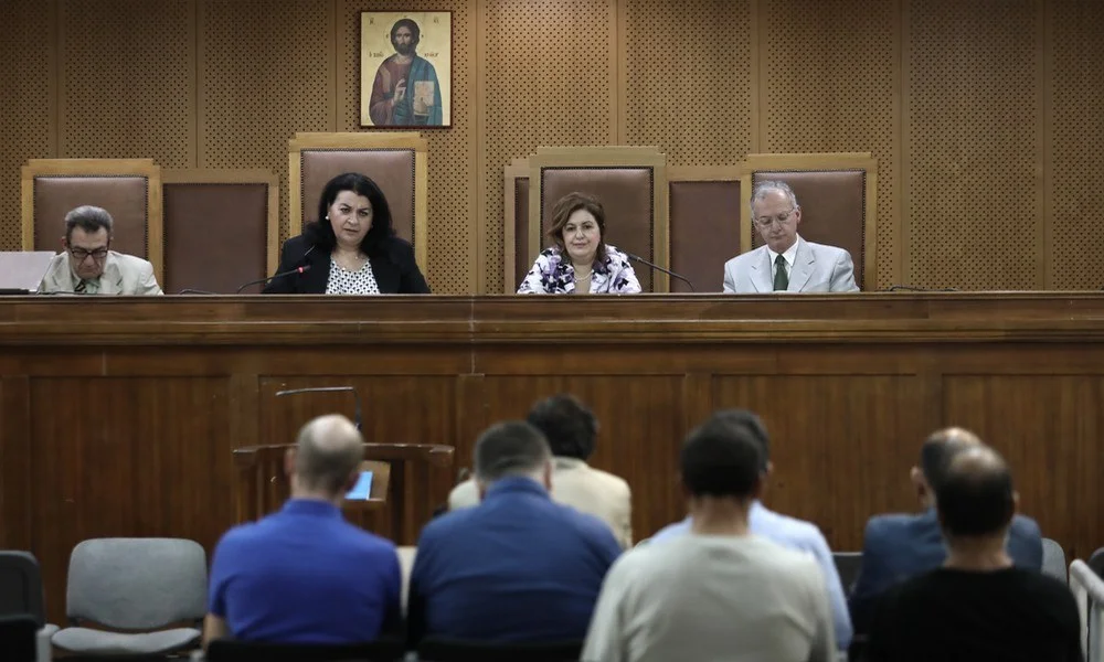 Δίκη Χρυσής Αυγής: Πολλοί απόντες κι εκνευρισμός