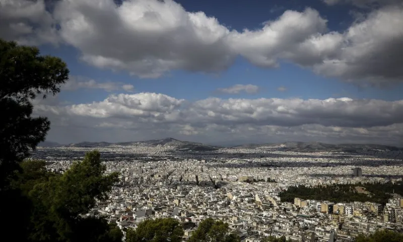 Καιρός: Αίθριος με τοπικές νεφώσεις και βροχές