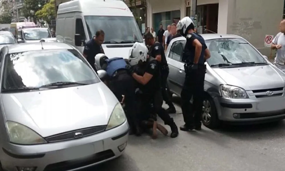 Λάρισα: Γυμνός άνδρας στον δρόμο (vid)