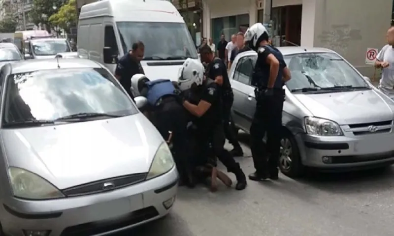 Λάρισα: Γυμνός άνδρας στον δρόμο (vid)