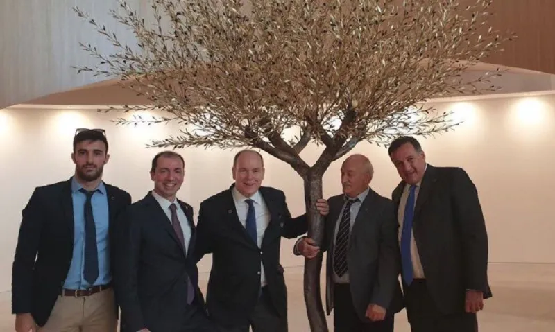 ΔΟΕ: Η ελιά του γλύπτη Παναγιωτίδη κοσμεί τα γραφεία της