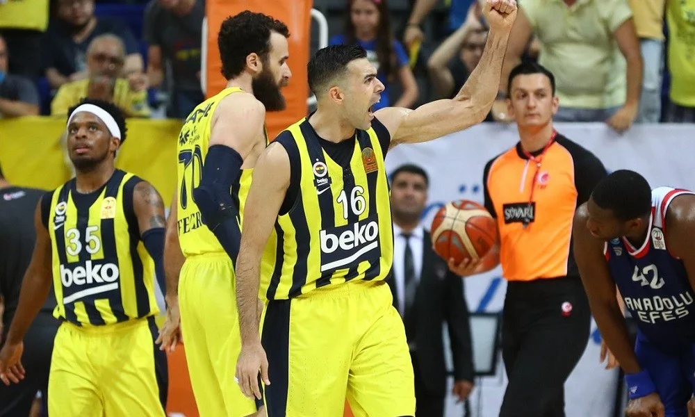 Σλούκας: Ανανέωσε και επίσημα με την Φενέρ (pic)