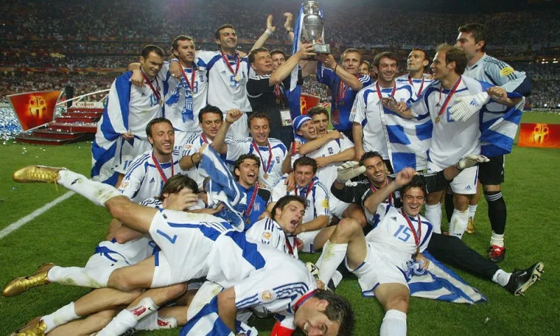 Euro 2004: Ένα κύπελλο για... παρανυφάκι