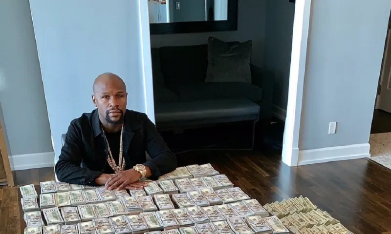Floyd Mayweather: Απίστευτη επίδειξη πλούτου! (vids)