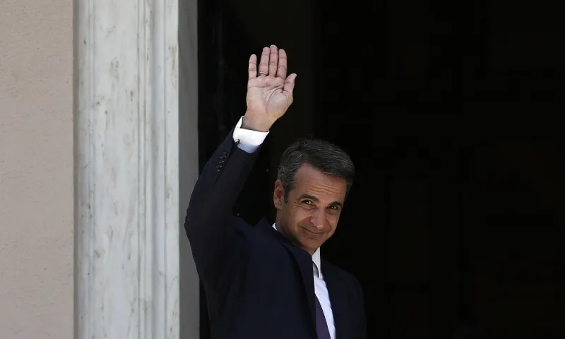 Μητσοτάκης: Τσιγαρίλα και κλειδωμένες πόρτες στο Μαξίμου