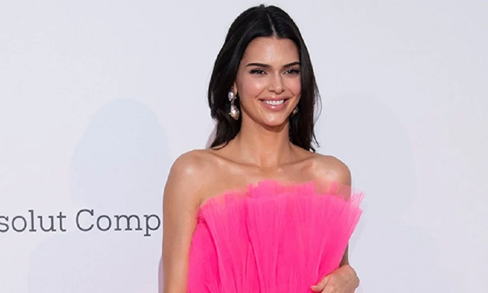 Kendall Jenner: Bottle Cap Challenge που αναστατώνει (vid)